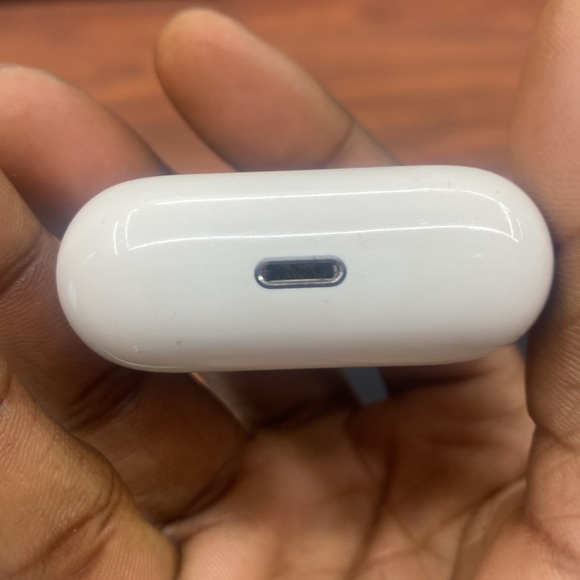 White apple air pods - Picture 3 of 4